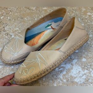 OluKai Tan Espadrille Leather Flats with Embroidered Design Sz 9